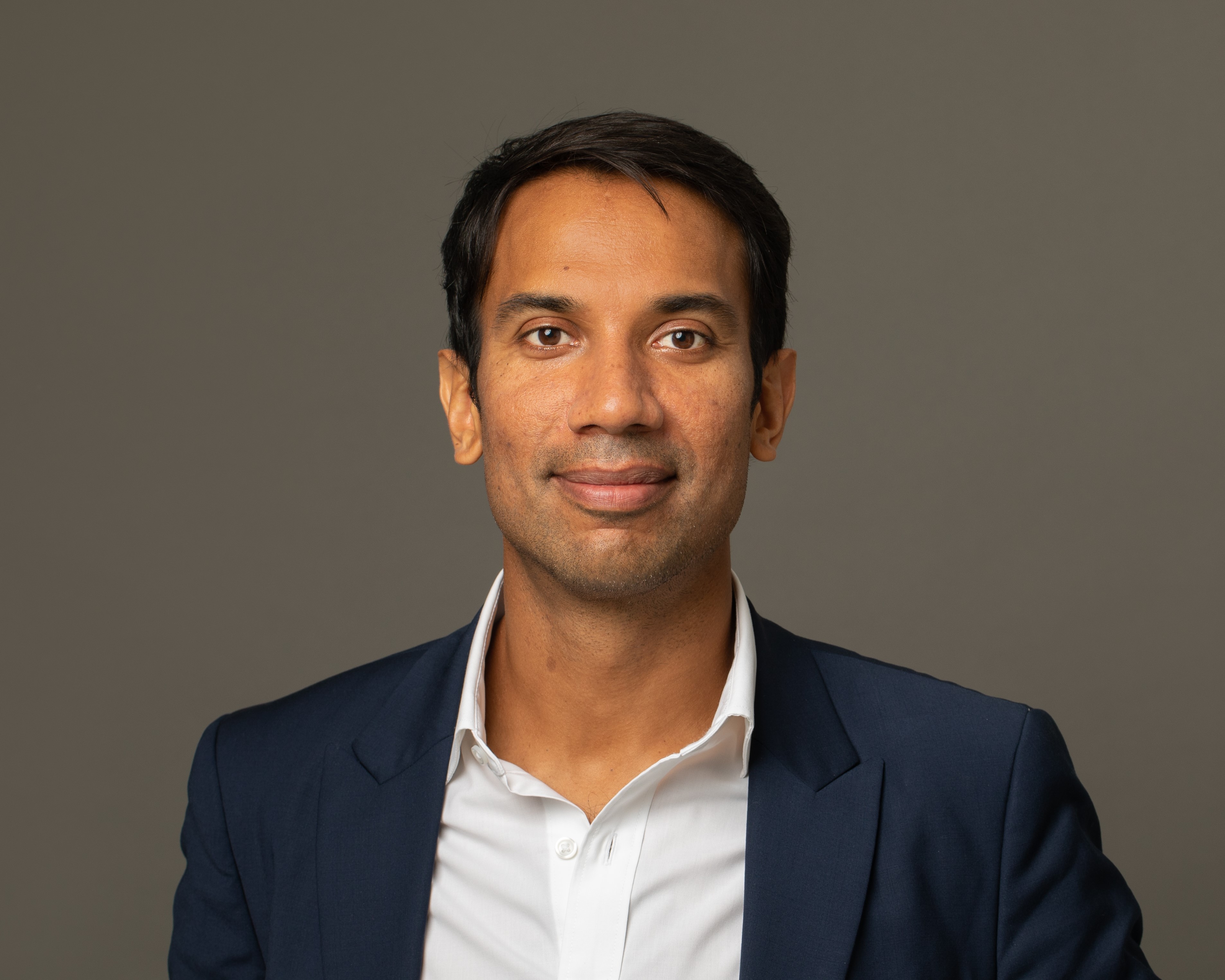 featued article author